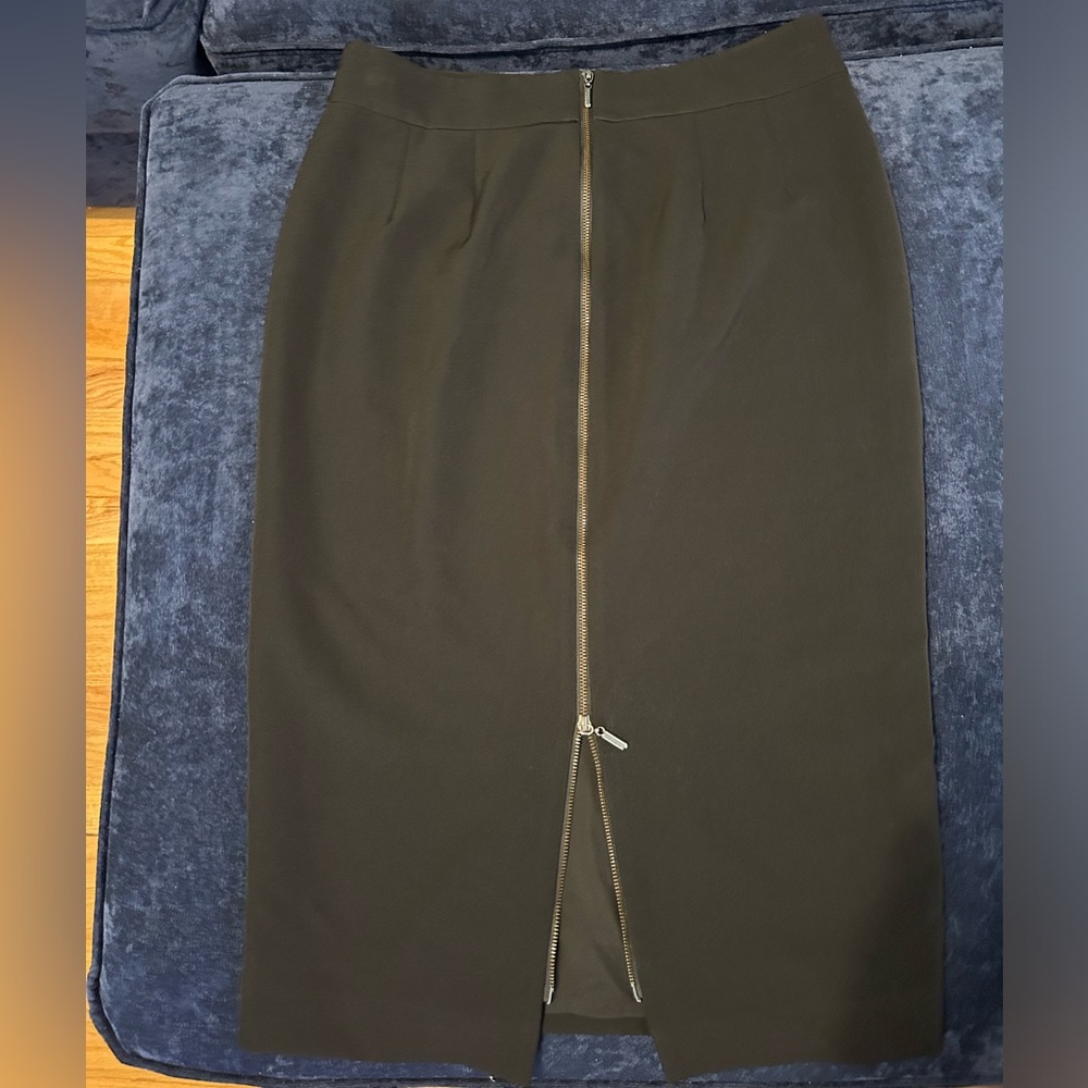 Tahari Black Pencil Skirt with Zipper Detail - Size 6